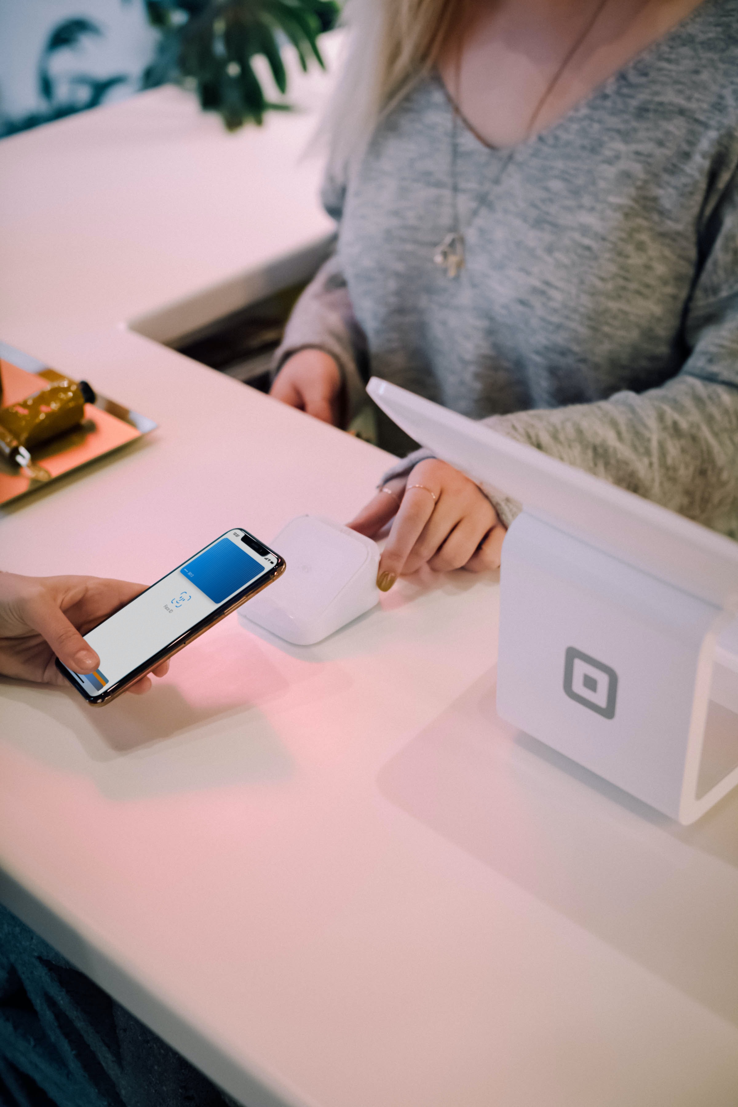 Mobiles Bezahlen im Ladengeschäft mit Apple Pay, Quelle: Unsplash